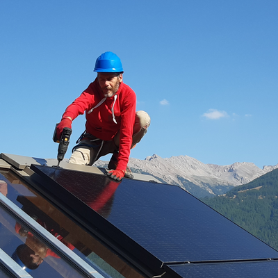 Bertrand pose des modules photovoltaïques sur un toit en bac acier